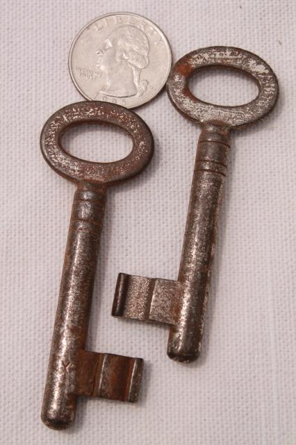 photo of rusty vintage skeleton keys & clock keys, fancy antique metal key lot #4