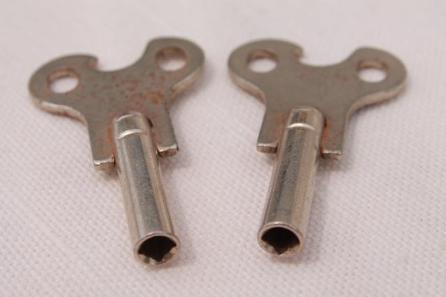 photo of rusty vintage skeleton keys & clock keys, fancy antique metal key lot #5