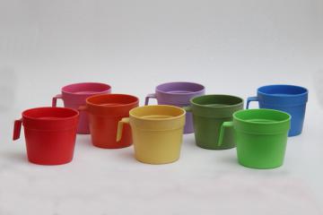 catalog photo of set of eight 1970s vintage plastic mugs, margarine cups in rainbow colors collection