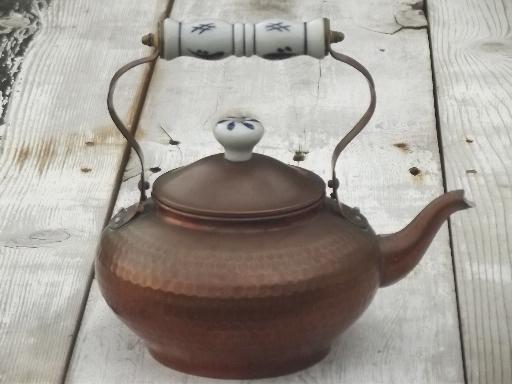 photo of shabby old copper teakettle, tea kettle pot w/ blue & white china handle #2