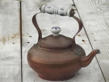 catalog photo of shabby old copper teakettle, tea kettle pot w/ blue & white china handle