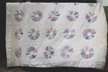 catalog photo of shabby vintage quilt, dresden plate pattern cotton prints w/ hand stitched quilting