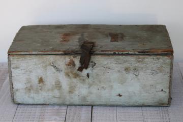 catalog photo of shabby vintage wood toolbox w/ old blue paint, rustic farmhouse style primitive