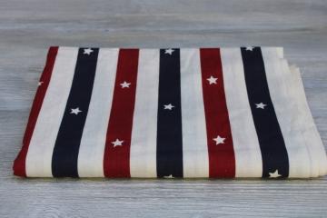 catalog photo of stars & stripes print cotton fabric, Americana primitive style unbleached natural ivory w/ barn red & dark blue 