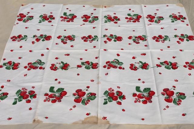 photo of strawberries print vintage heavy cotton tablecloth Wilendur Wilendure red strawberry #3