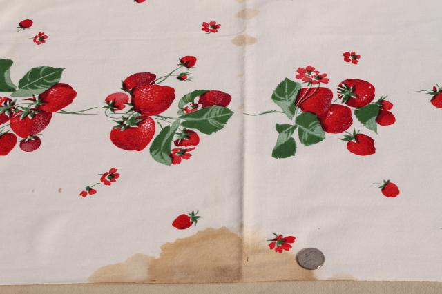 photo of strawberries print vintage heavy cotton tablecloth Wilendur Wilendure red strawberry #4