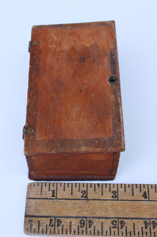 photo of tiny antique wood box, miniature cigar box w/ 1800s vintage Christmas label  #4
