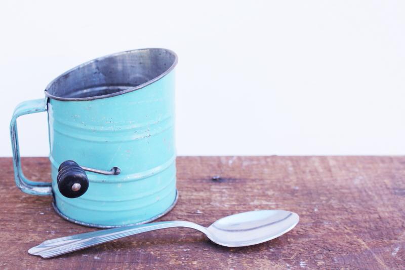 photo of tiny blue flour sifter, antique vintage farmhouse kitchen tool country primitive #1