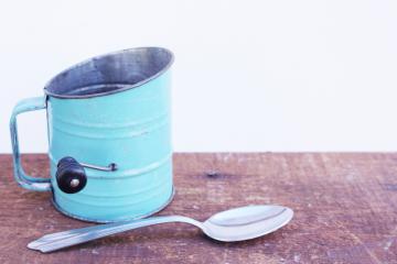 catalog photo of tiny blue flour sifter, antique vintage farmhouse kitchen tool country primitive