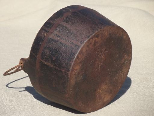 photo of tiny old cast iron cauldron, primitive vintage witches kettle melting pot #4