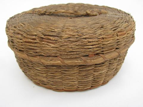 photo of tiny round wicker needlework basket, antique vintage sewing tools holder #1