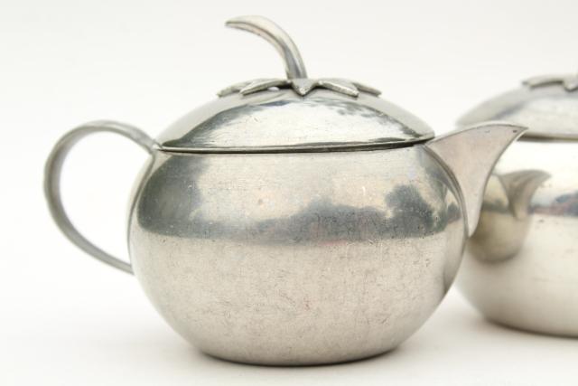 photo of tomato figural pewter cream and sugar set, vintage Queen Art Pewter Brooklyn NY #4