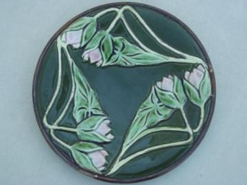 catalog photo of unmarked antique majolica pottery plate, art nouveau arrowroot floral