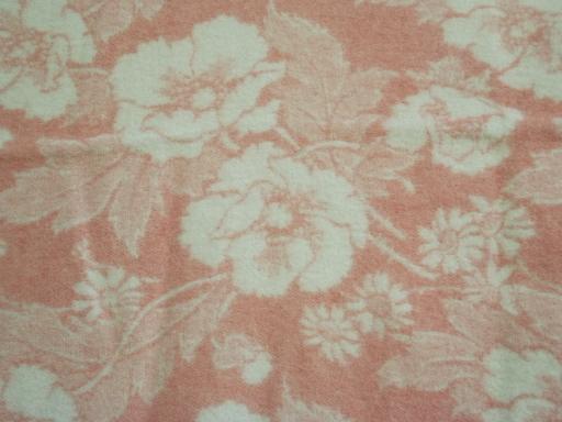 photo of unused 1940s vintage wool camp blanket wild rose floral, old Wards label #3