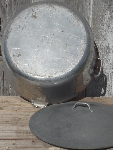 photo of vintage 12 qt dutch oven w/ wire bail handle, huge camp kettle cooking pot  #9