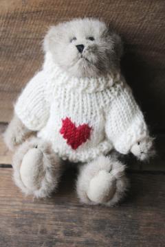 catalog photo of vintage 1990 Boyd's bear, antique style small poseable teddy bear w/ sweet face, heart sweater 