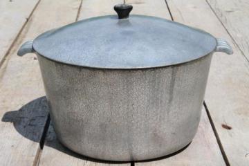 catalog photo of vintage 6 quart dutch oven / chili pot, Sears hammered aluminum pot w/ lid
