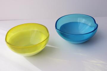 catalog photo of vintage 60s 70s Sasaki Japan art bowls, cased milk glass blue & canary yellow colored glass