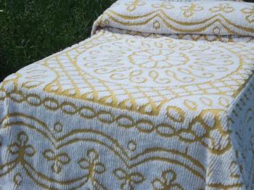 catalog photo of vintage 60s 70s gold and white fuzzy chenille bedspread, very retro!