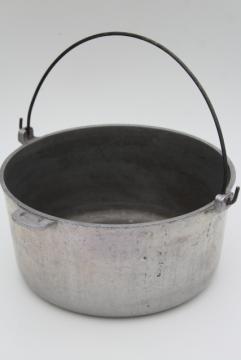 catalog photo of vintage Cast Rite aluminum dutch oven w/ wire bail handle, camp fire cooking pot