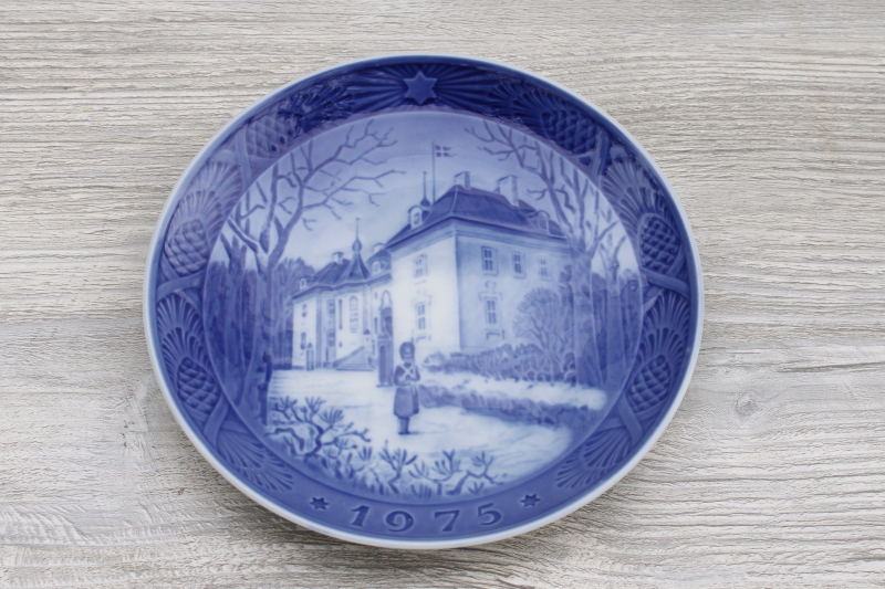 photo of vintage Christmas plate Royal Copenhagen 1975 Marselisborg scene B&G blue & white #1