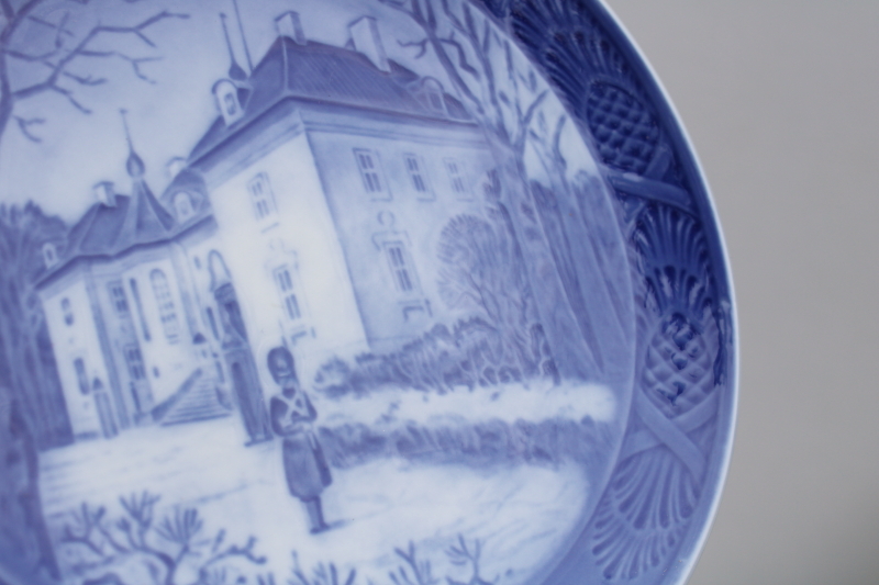 photo of vintage Christmas plate Royal Copenhagen 1975 Marselisborg scene B&G blue & white #2