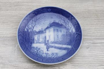 catalog photo of vintage Christmas plate Royal Copenhagen 1975 Marselisborg scene B&G blue & white