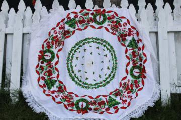 catalog photo of vintage Christmas print cotton tablecloth, round fringed cloth for party or patio table