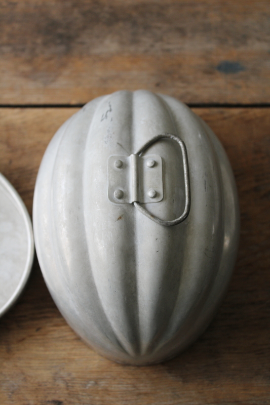 photo of vintage Christmas pudding mold, oval melon shape dome w/ handle, Wear Ever aluminum  #5