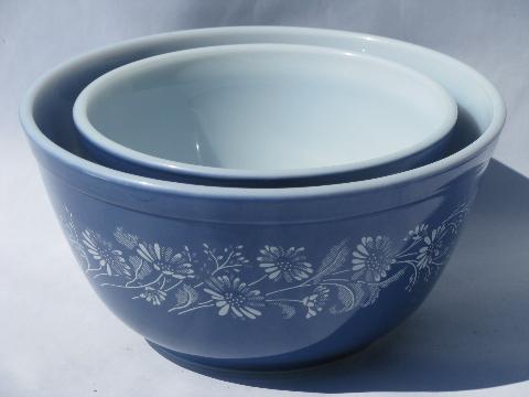 photo of vintage Colonial mist blue & white flower print Pyrex glass nesting bowls #3