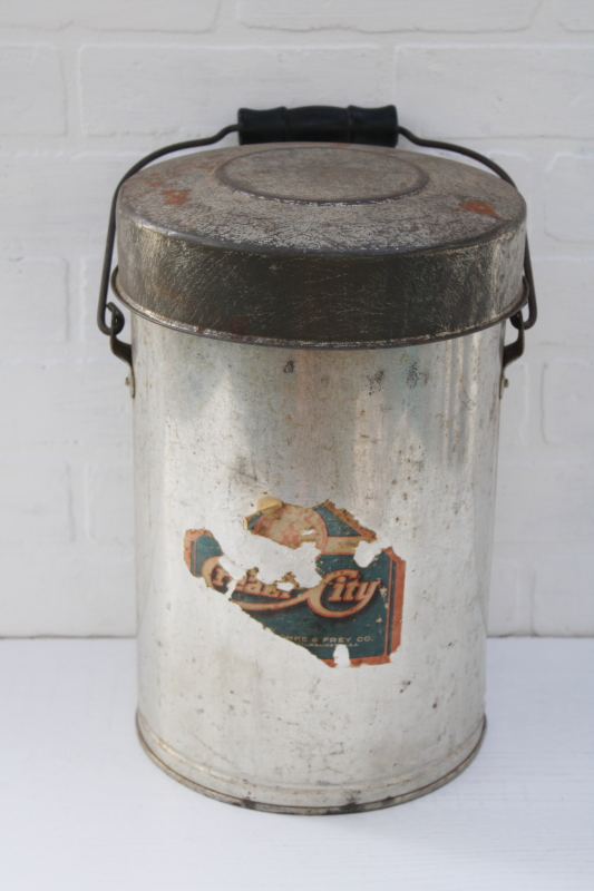 photo of vintage Cream City metal dairy pail, cream can or milk bucket w/ sturdy bail handle & lid #1