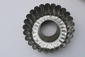 catalog photo of vintage Ekcoloy tinned steel baking pan, fluted ladyfinger shape round wreath mold 