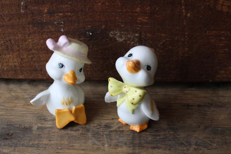 photo of vintage Enesco figurines Taiwan ROC label ducklings, ducks w/ Easter bonnet hat & bow #1