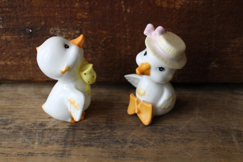 photo of vintage Enesco figurines Taiwan ROC label ducklings, ducks w/ Easter bonnet hat & bow #3