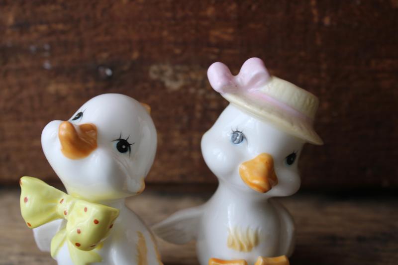 photo of vintage Enesco figurines Taiwan ROC label ducklings, ducks w/ Easter bonnet hat & bow #6