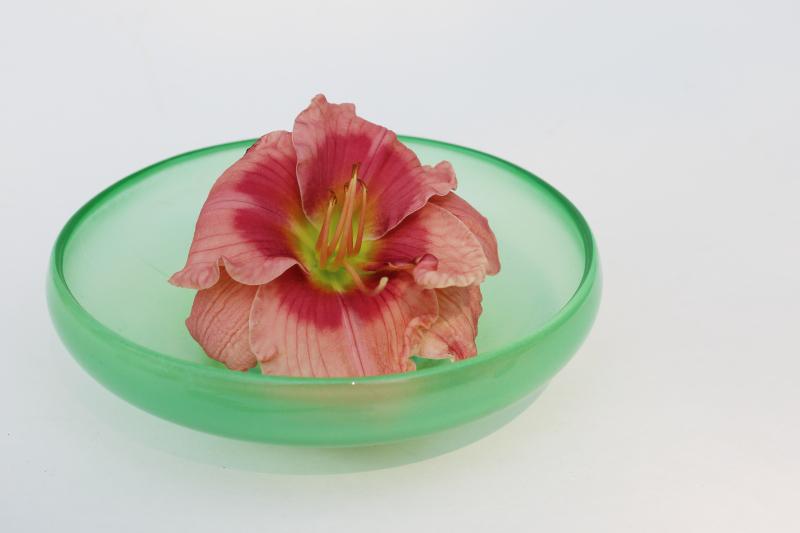 photo of vintage Fenton florentine green stretch glass flower bowl w/ uranium glow #6
