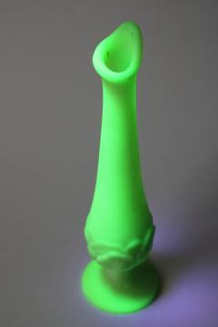 catalog photo of vintage Fenton uranium glow lime custard satin glass bud vase, water lily pattern 