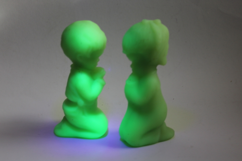 photo of vintage Fenton uranium green custard glass figurines, little boy & girl saying prayers  #1