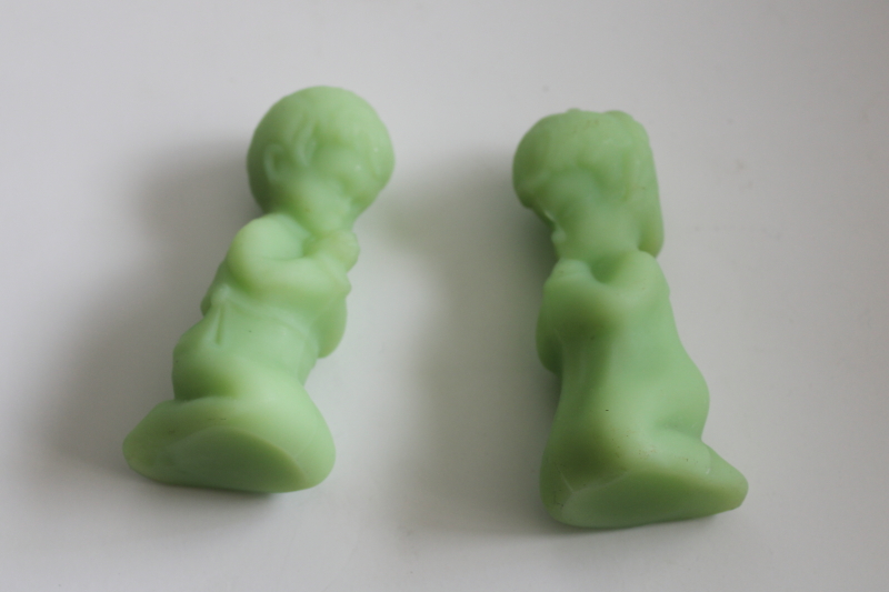 photo of vintage Fenton uranium green custard glass figurines, little boy & girl saying prayers  #4