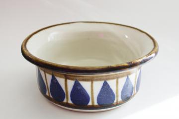 catalog photo of vintage Fred Evangel New Mexico pottery, stoneware bowl blue raindrop pattern brown band