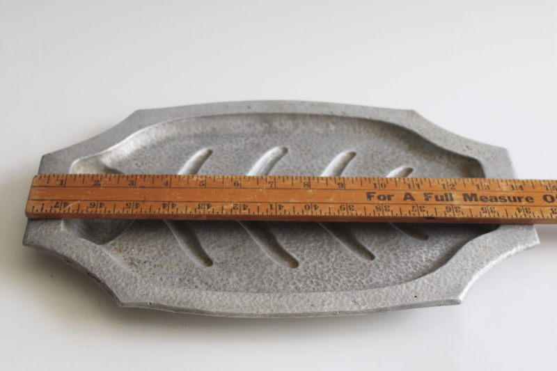 photo of vintage Gem steak broiler and server platter, cast aluminum pan w/ drippings well  #9