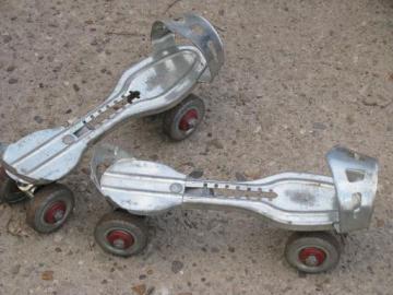 catalog photo of vintage Globe roller skates w/ metal wheels, adjustable fit over shoe