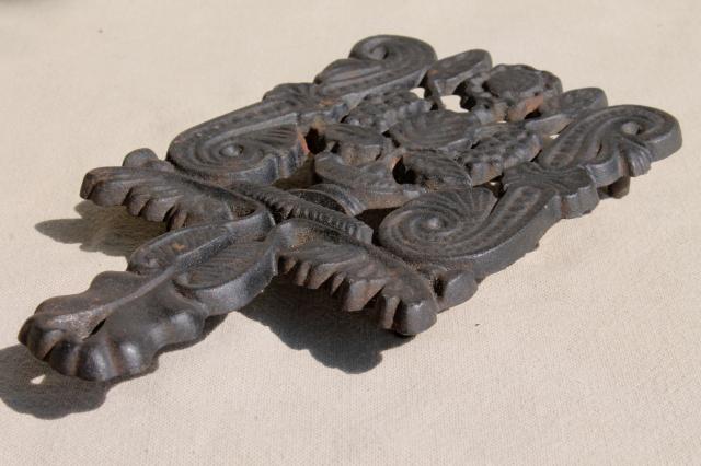 photo of vintage Griswold cast iron trivet #1904 grape pattern scrolls & grapes #2