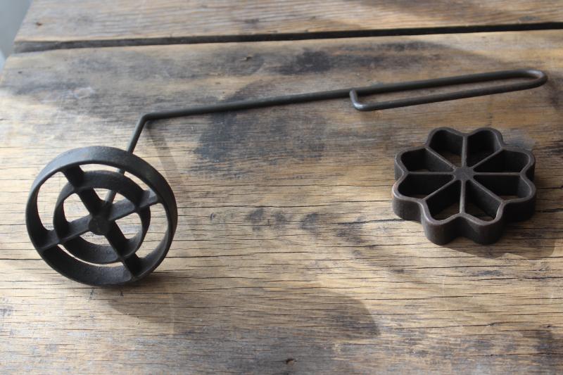 photo of vintage Griswold rosette iron set, round ring & rose flower shapes w/ handle #1