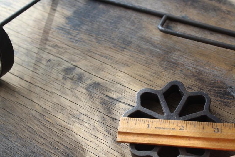 photo of vintage Griswold rosette iron set, round ring & rose flower shapes w/ handle #2