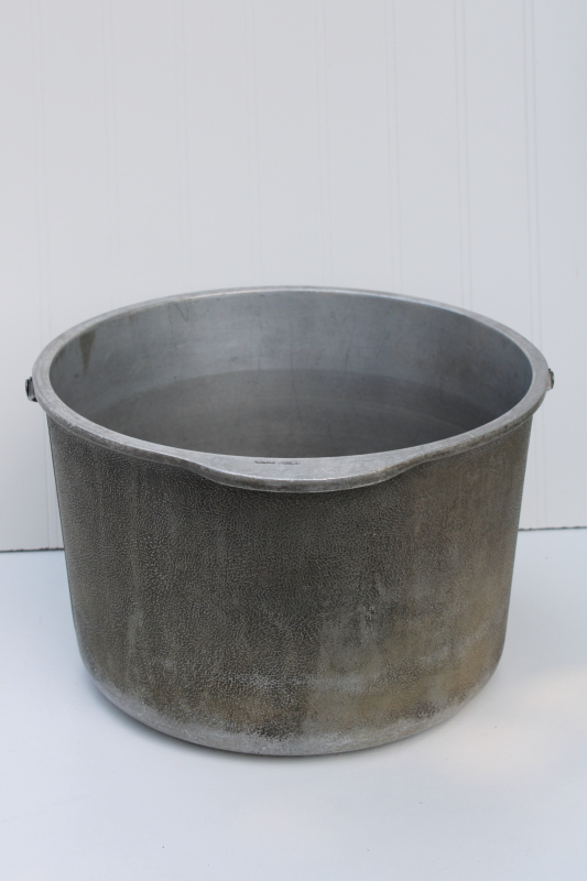 photo of vintage Guardian Service cast aluminum stockpot, big 12 quart chili pot w/ bail handle Guardian Ware #3