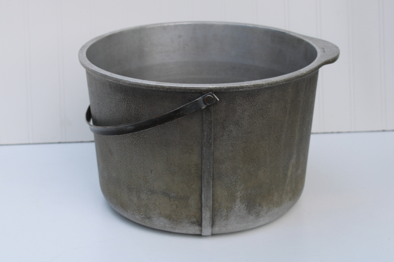 photo of vintage Guardian Service cast aluminum stockpot, big 12 quart chili pot w/ bail handle Guardian Ware #4