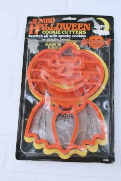 catalog photo of vintage Halloween cookie cutters, jumbo plastic jack o lantern & bat shapes sealed package w/ recipe 