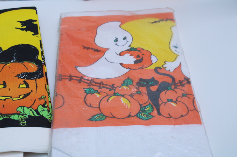 photo of vintage Halloween party tablecloths, orange crepe paper w/ black cat, white paper table covers w/ print borders #7