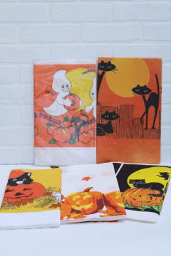 catalog photo of vintage Halloween party tablecloths, orange crepe paper w/ black cat, white paper table covers w/ print borders